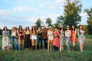 10 Simple Outdoor Photoshoot Poses for Women